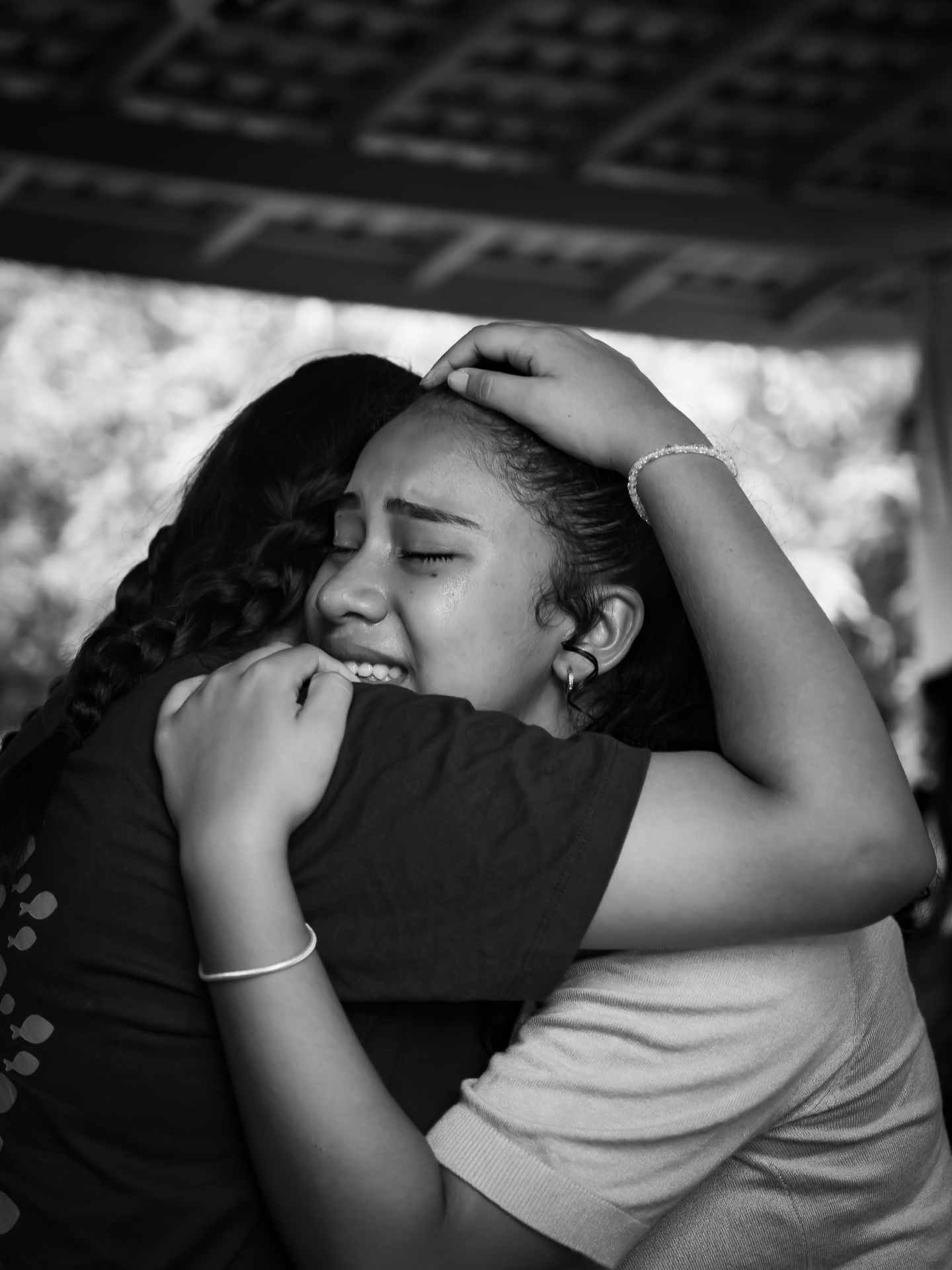 Jovens se abraçando emocionados no retiro