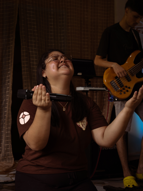 Adoração com cântico e instrumentos