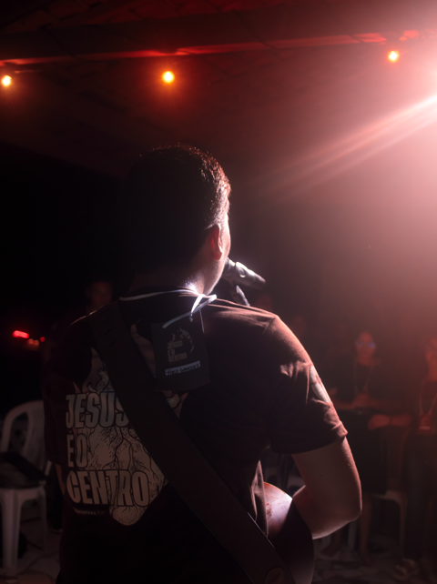 Ministração de louvor com violão
